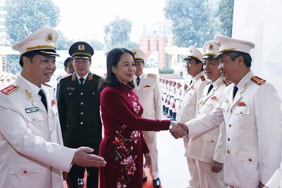 Quyền Chủ tịch nước dự Lễ kỷ niệm 70 năm thành lập và đón nhận danh hiệu Anh hùng Lực lượng vũ trang nhân dân của Bộ Tư lệnh Cảnh vệ.