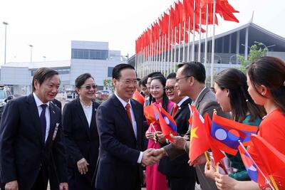 Tại bet 188 cùng đoàn đại biểu cấp cao Việt Nam thăm chính thức CHDCND Lào